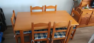 Mesa de comedor y 6 sillas de madera