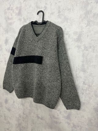 Jersey gris con rayas negras