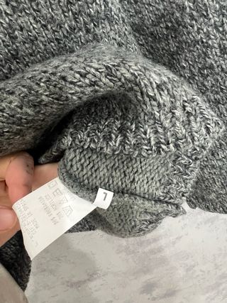 Jersey gris con rayas negras