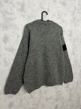 Jersey gris con rayas negras