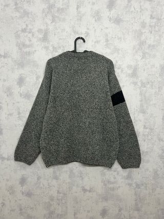 Jersey gris con rayas negras