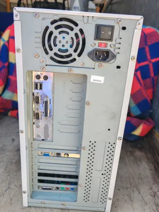 Ordenador Antiguo Intel Pentium II 333MHz