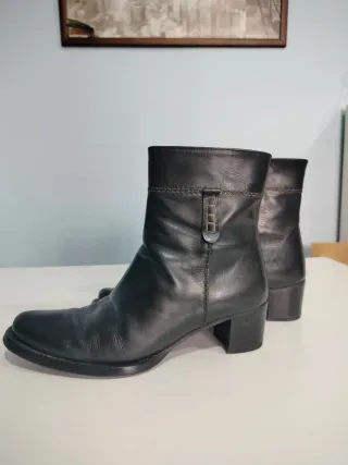 Botines de piel negros
