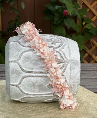 Corona de flores preservadas