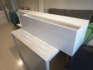 Mueble y estantería blanca