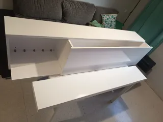 Mueble y estantería blanca