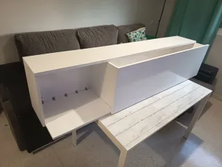 Mueble y estantería blanca