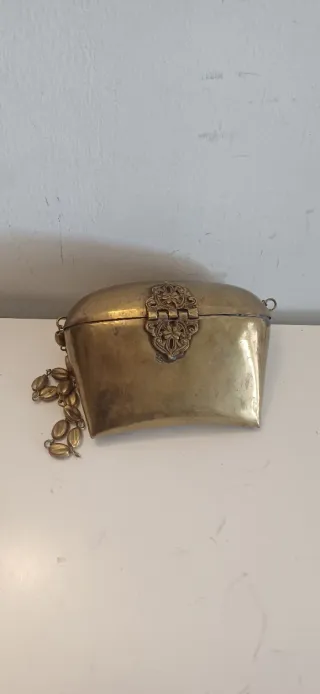 Bolso vintage dorado con cadena
