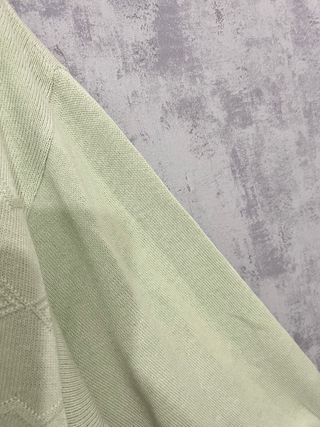 Jersey verde con cuello polo y estampado