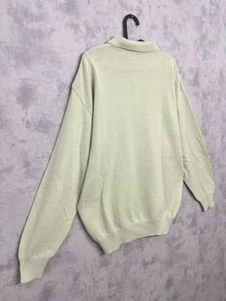 Jersey verde con cuello polo y estampado