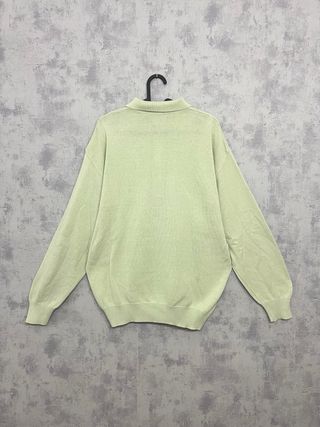 Jersey verde con cuello polo y estampado