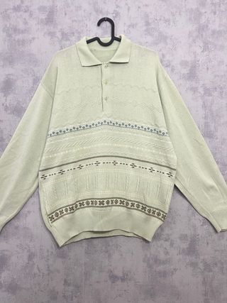 Jersey verde con cuello polo y estampado