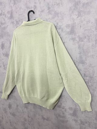 Jersey verde con cuello polo y estampado