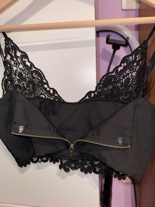 Crop top negro con encaje