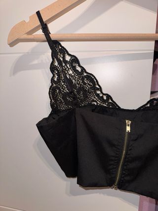 Crop top negro con encaje