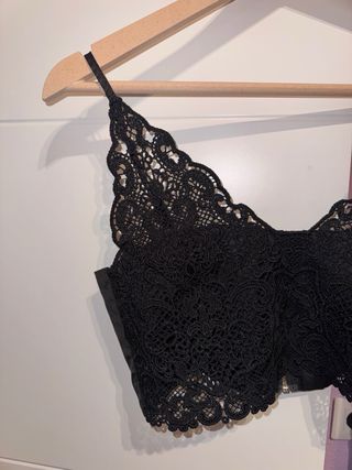 Crop top negro con encaje