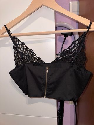 Crop top negro con encaje