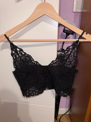 Crop top negro con encaje