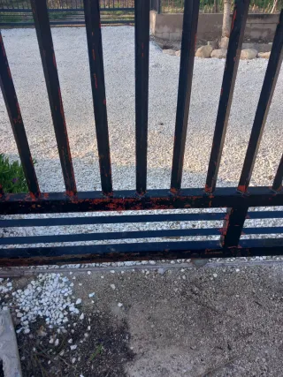 Puerta corredera de hierro