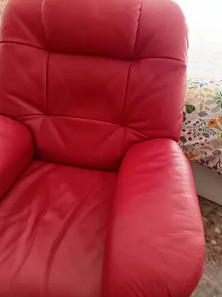 Sillón reclinable de piel rojo