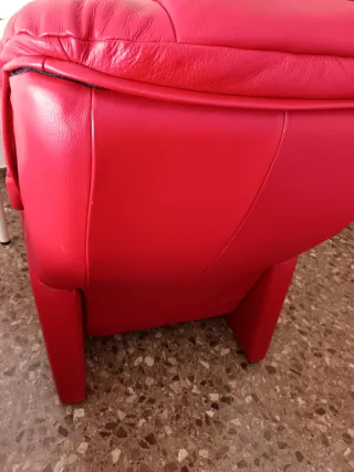 Sillón reclinable de piel rojo