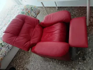 Sillón reclinable de piel rojo