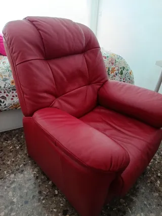 Sillón reclinable de piel rojo