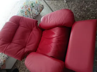 Sillón reclinable de piel rojo