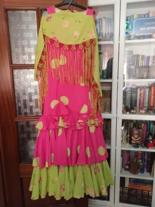 Traje Flamenca  Fucsia/Verde + Mantoncillo y Pendi