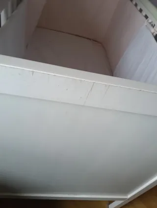 Cuna de bebé blanca