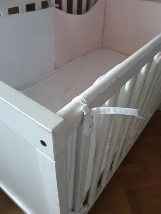 Cuna de bebé blanca