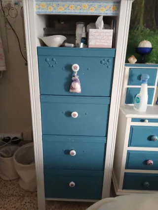 Cómodas azules y blancas de madera
