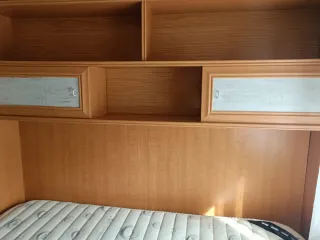 Scaffalature in legno con piccoli armadi