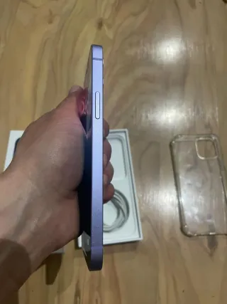 iPhone 12 Violeta con funda y cable