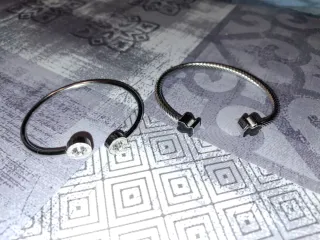 Pulseras plateadas con adornos