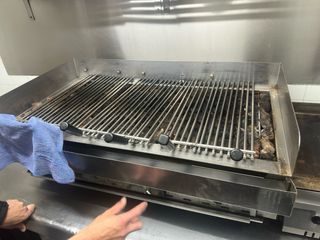 Parrilla a gas con piedras volcánicas