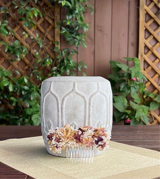 Tocado de flores preservadas