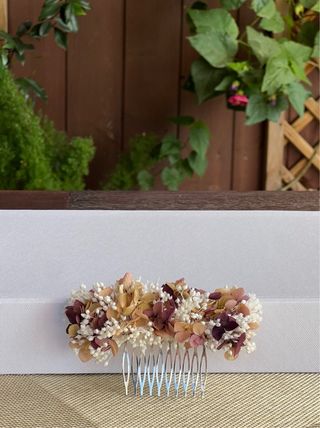 Tocado de flores preservadas