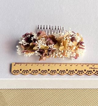 Tocado de flores preservadas