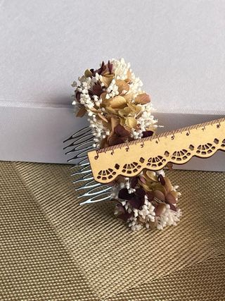 Tocado de flores preservadas