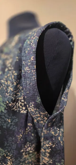 Camiseta de flores azul y verde - SFERA