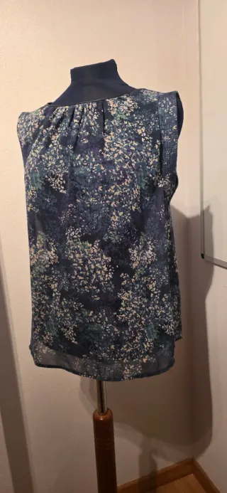 Camiseta de flores azul y verde - SFERA