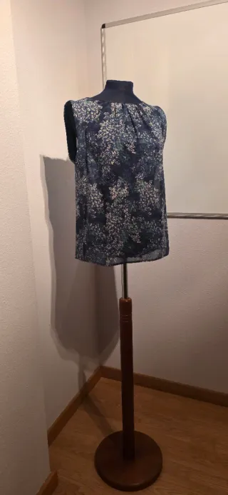 Camiseta de flores azul y verde - SFERA