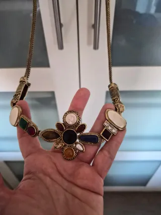 Collar étnico con piedras multicolores