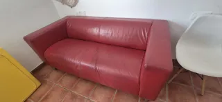 Sofá de piel rojo