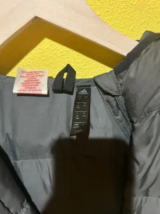 Abrigo acolchado Adidas gris