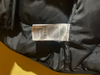 Abrigo acolchado Adidas gris