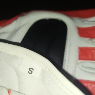 Guanti in pelle rossi e bianchi