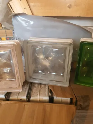 Mattoni in vetro colorati e trasparenti