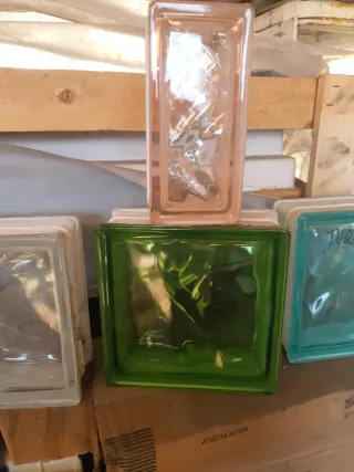 Mattoni in vetro colorati e trasparenti